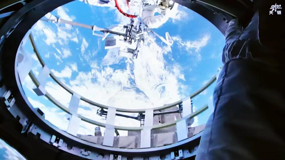 4月17日凌晨1:36，神舟21号乘组顺利完成第3次出舱活动。此次出舱完成了空间