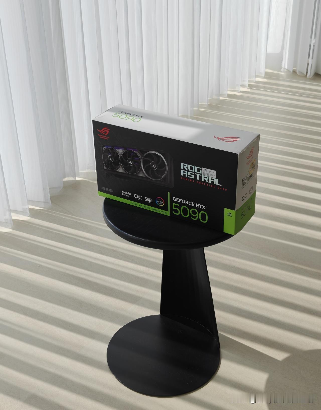 真的离谱
华强北的老板跟我吐槽，RTX 5090 现在卖到 3.5 万，一天一个