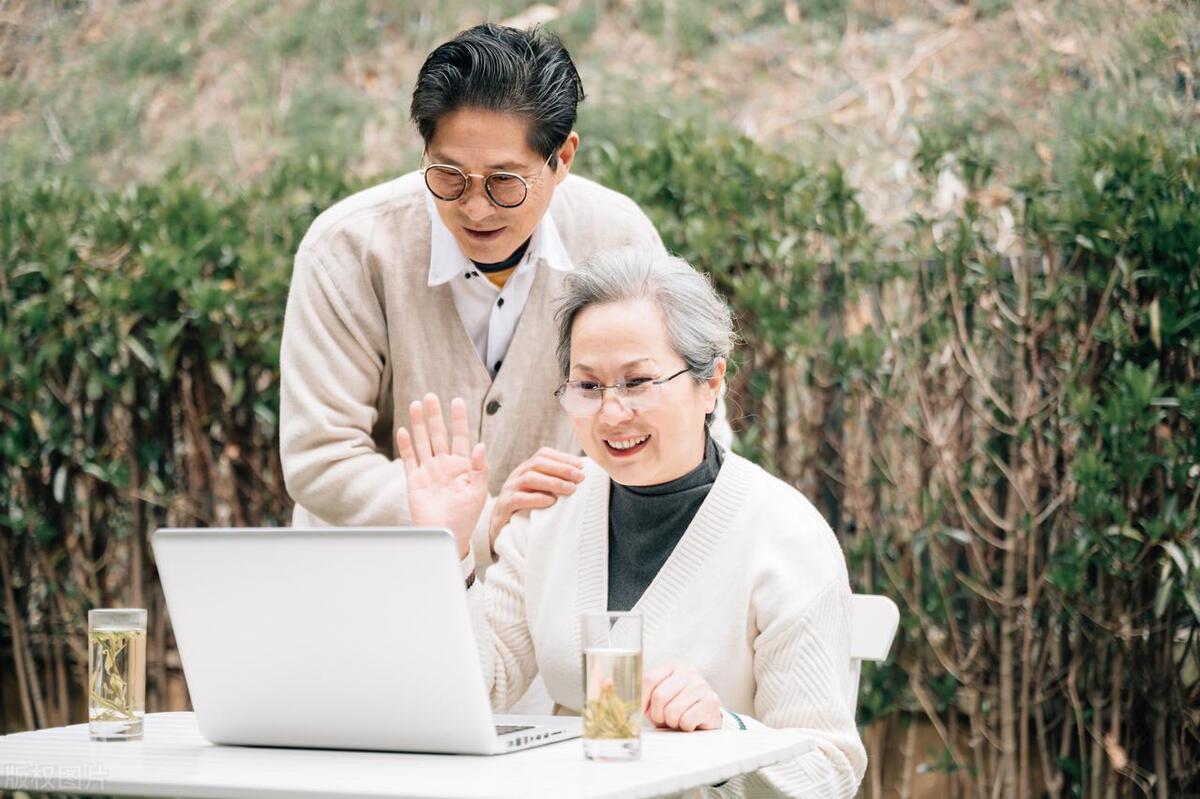 一千五退休金生存指南：活成广场舞圈最靓的崽！
在这个猪肉比黄金还难囤的年代，每月
