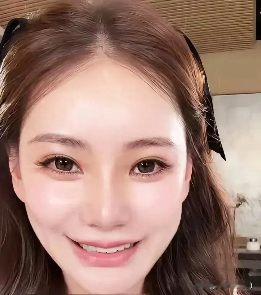 马筱梅直播间里崩溃大哭，也藏不住内心想要瓜分利益、分一杯羹的心思。
 
一边提议