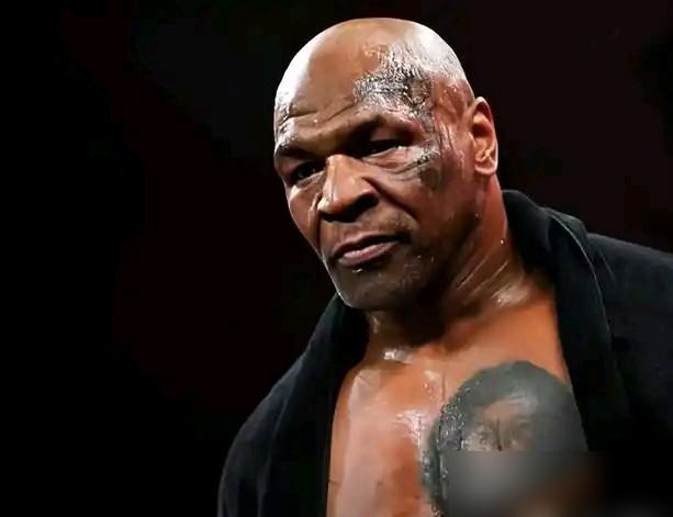 你放大照片死死盯着看。60岁的泰森光着膀子大口喘着粗气，左胸口那团黑乎乎的印记像