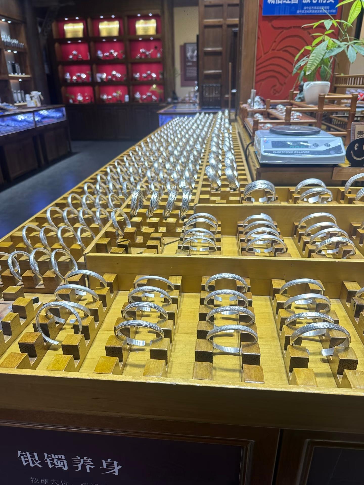 银价疯涨后银饰一口价变克重计价金子涨，银子也跟着涨，下面会轮到铜涨吗？ 真的是世