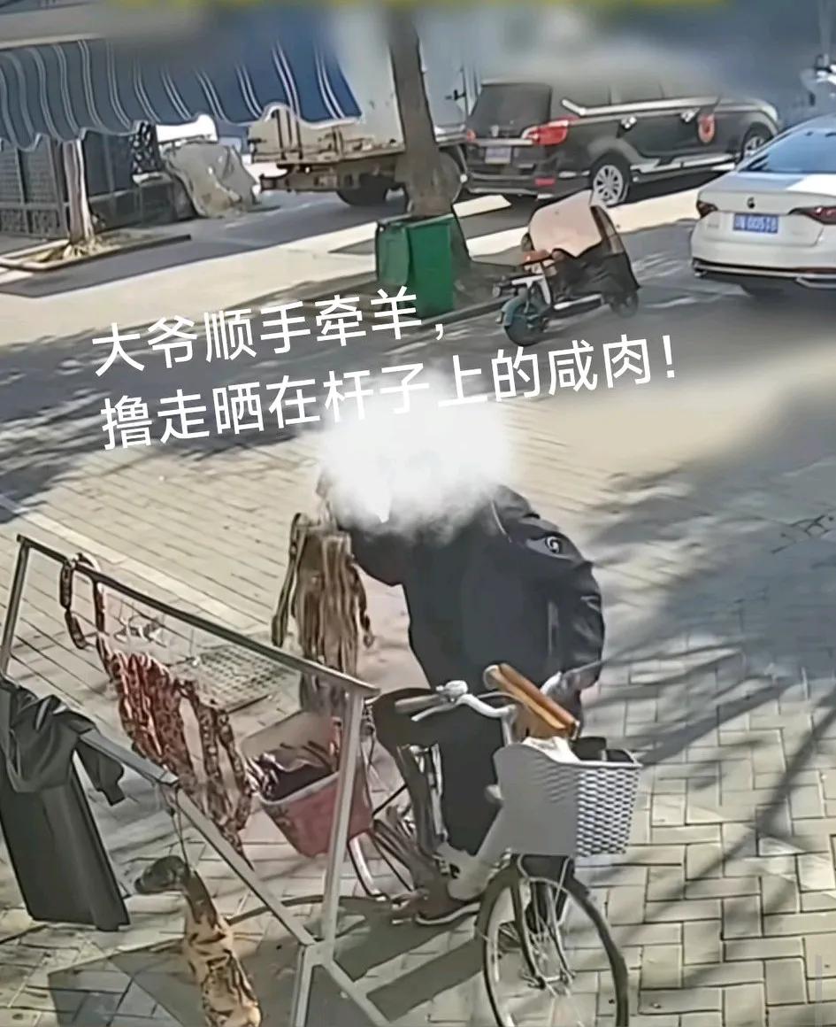 前几天，江苏某大爷骑车路过一家门店时，看到店门口杆子上晒的肉便下了车。大爷见附近