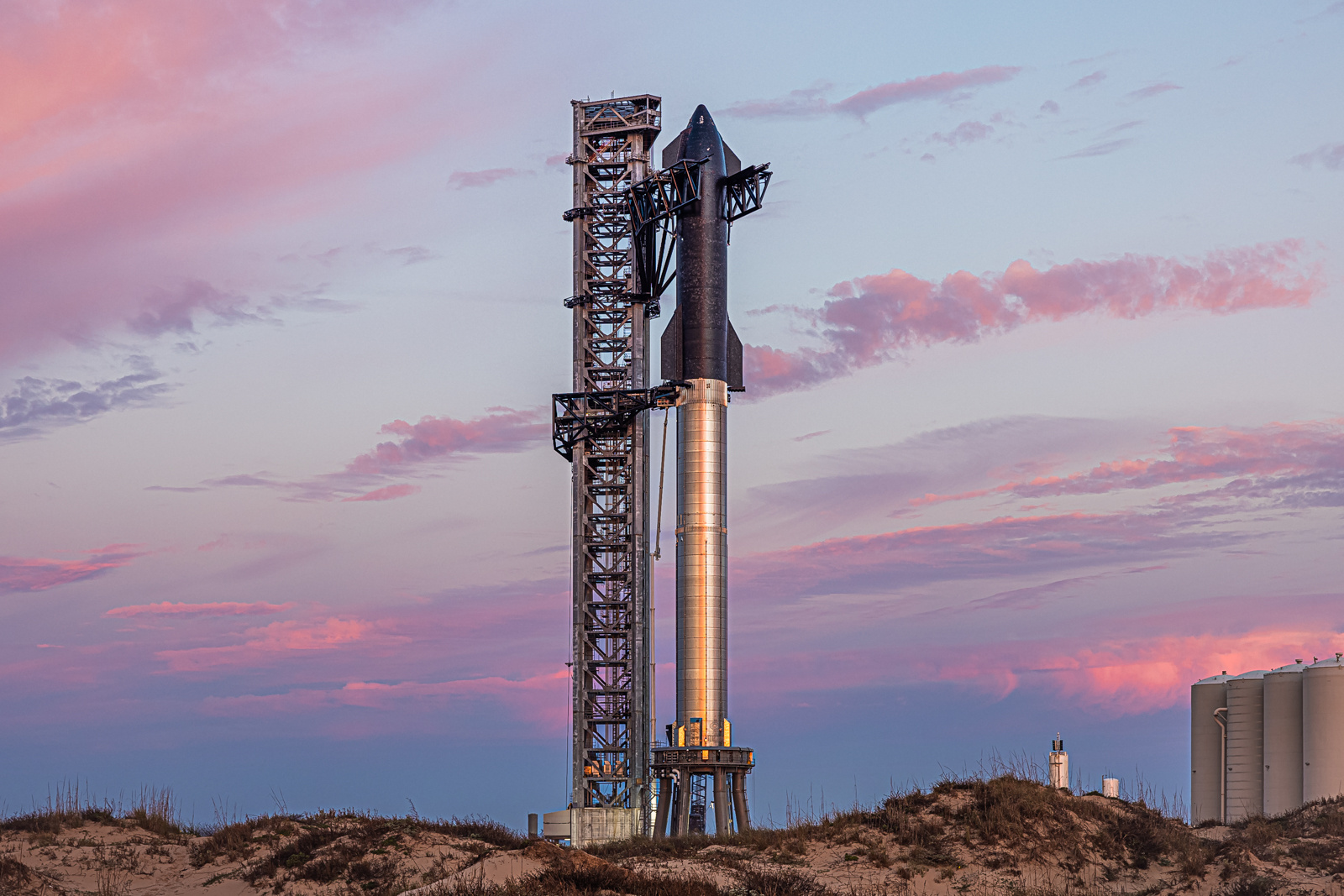 马斯克公布SpaceX太空移民最新时间表：10年内建成月球城市，5年内送人类上火