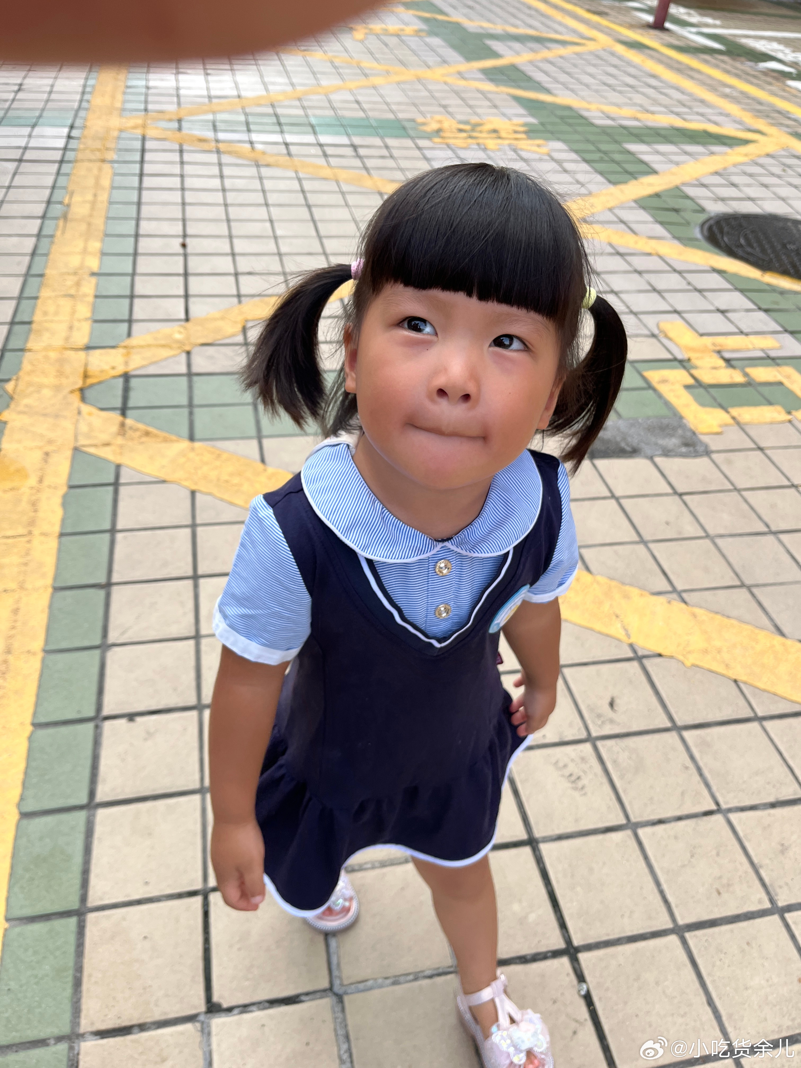 送了，昨晚睡得早，也起得早，活力满满的来学校。杨紫李现16年情谊藏于行动