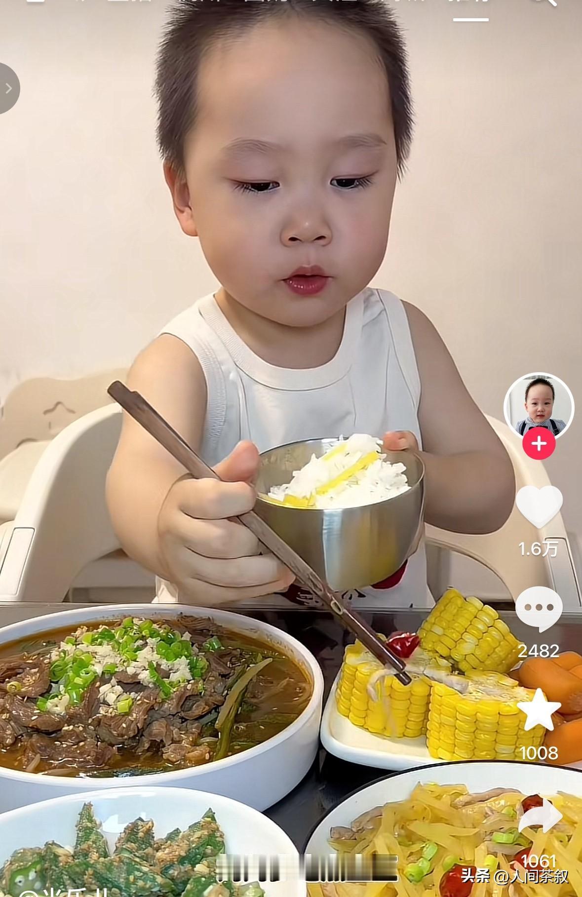 看全网吃饭最香的小米乐吃饭，知道我家孩子为啥养不胖了。

米乐才2岁半，人家端着