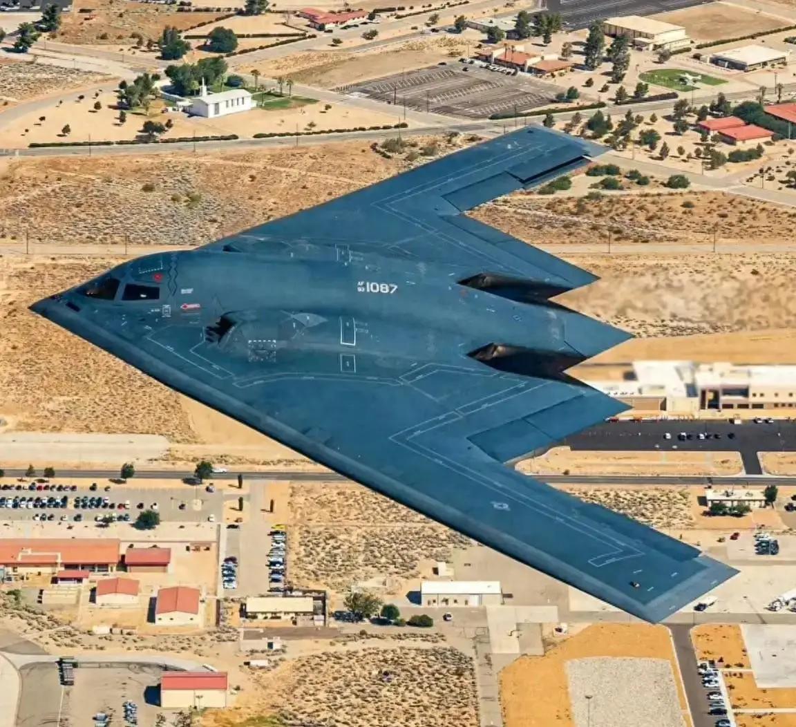 中国能打下B-2吗？美国B-2轰炸机，能神不知鬼不觉的打完伊朗，又飞回美国本土。