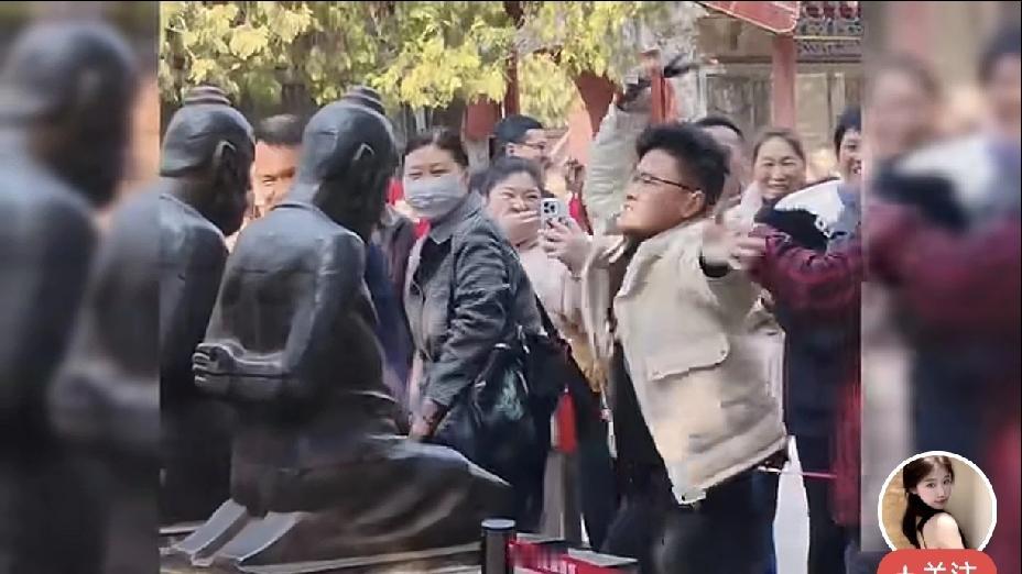 今天在杭州岳庙，有网友拍到一男子拿着自己的皮带子狠抽秦桧等人的铜像，那个狠劲，让