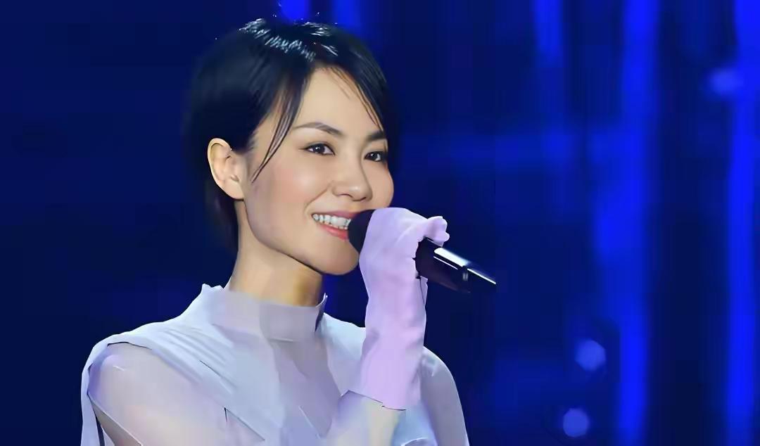 离婚13年，57岁的王菲依旧未再嫁，不得不说当年那一步“险棋”她确实走对了。想当