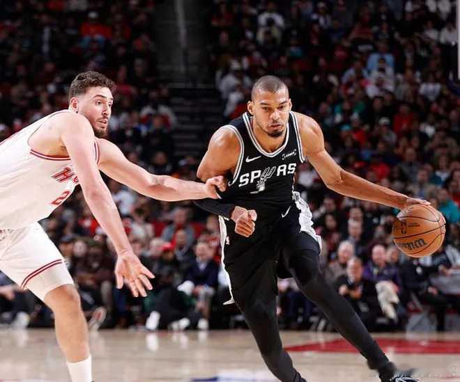 *今天马刺主场以 121-94 轻取太阳，豪取7连胜。文班亚马贡献17分11篮板