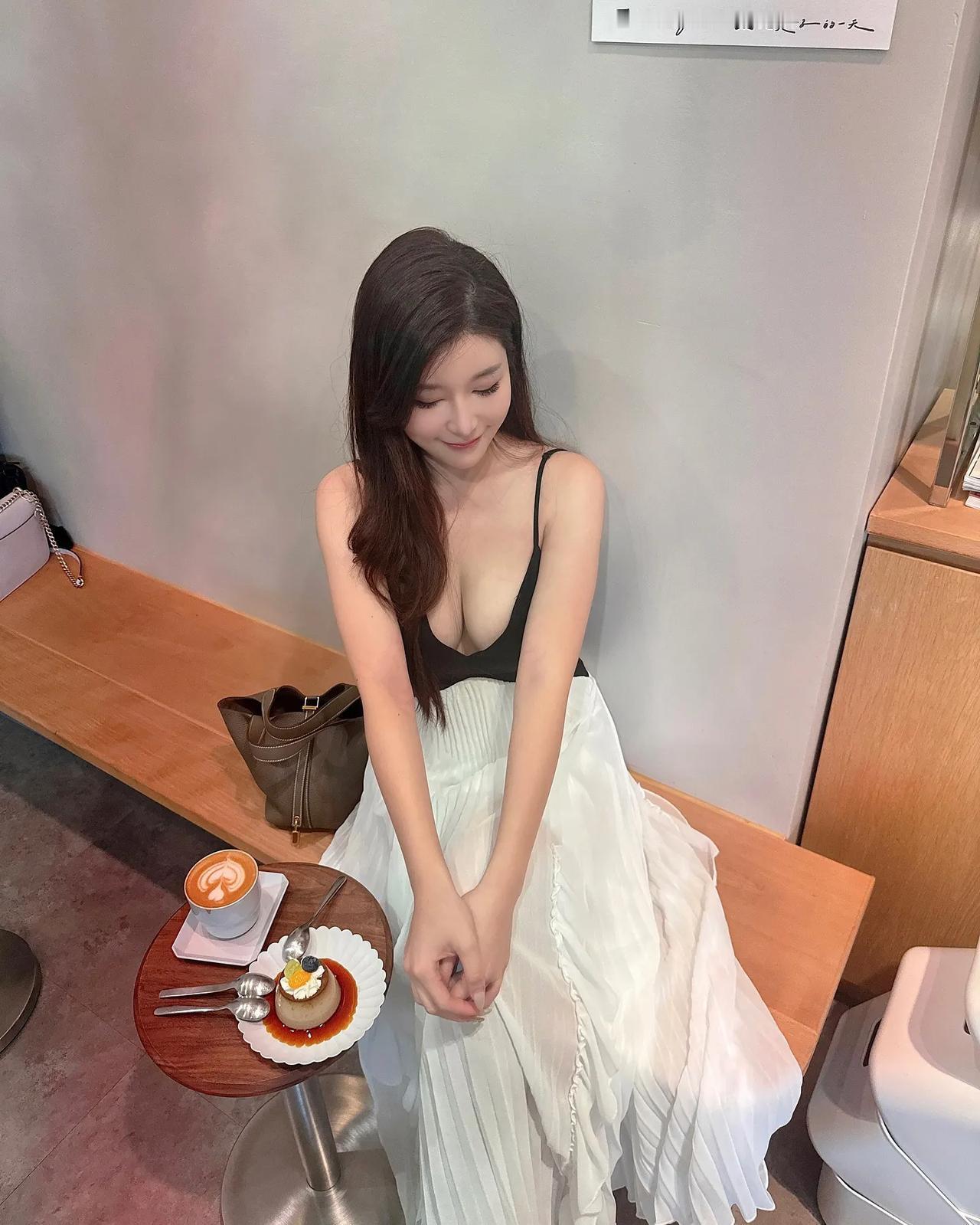 彩袖殷勤捧玉钟
#美人脸相思愁# #白衣倩影飘# #云鬓香腮淡淡妆# #美人容颜