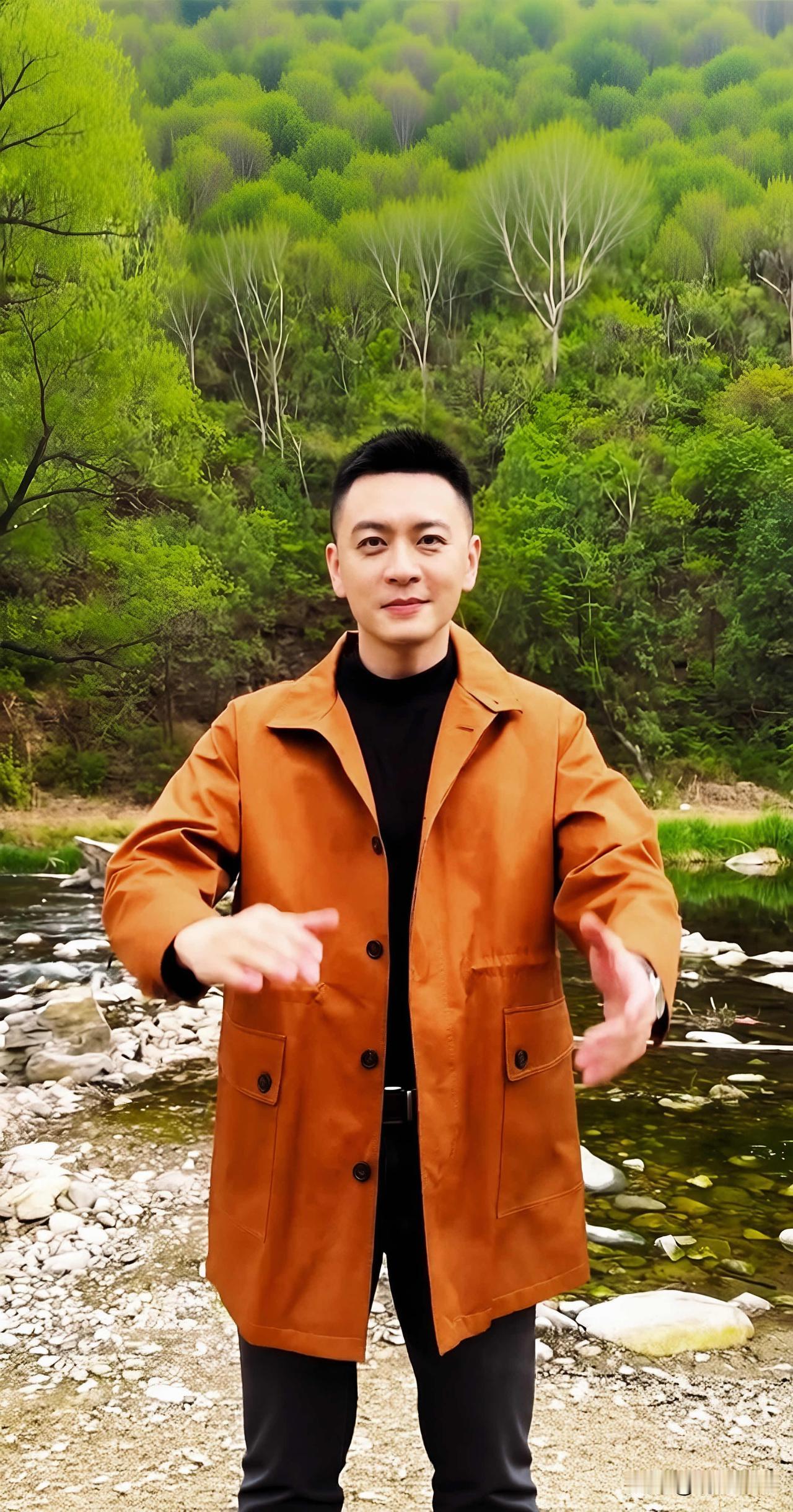 人间四月天，杨鸣，换一身橙衣，赴一场与自然的约会，把脚步慢下来，让风穿过衣角，听