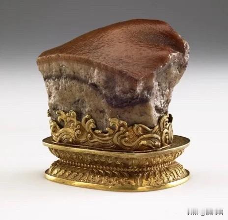 故宫「酸菜白肉锅」身世揭晓，翠玉白菜和肉形石竟是同一个主人。

肉形石因为和翠玉
