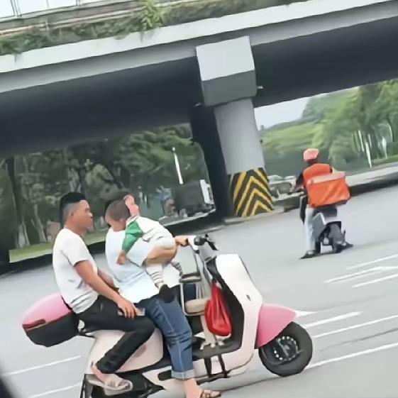 马路上看到这一幕，我直接愣住了：女人单手骑电动车，另一只手抱着个孩子，后座还坐着