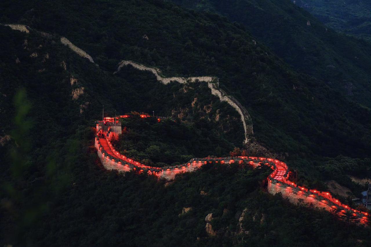 夜幕下的长城，灯火辉煌，壮丽如画！长城旅游照 长城晨景 长城生活照 爬长城拍照 