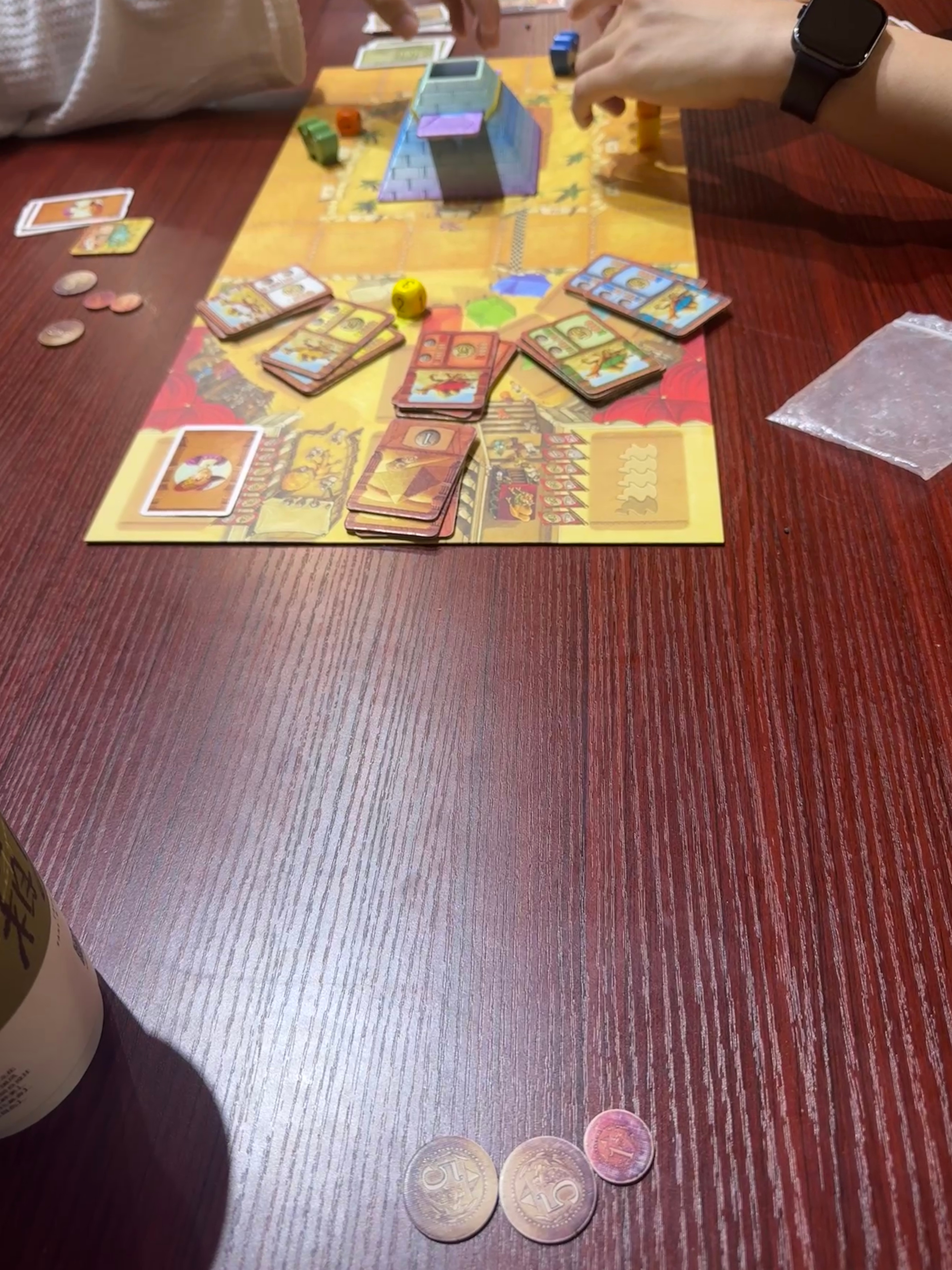 也是到了玩桌游的年纪，《骆驼快跑》这游戏真是越玩越上头，玩了一下午了，人多就是欢