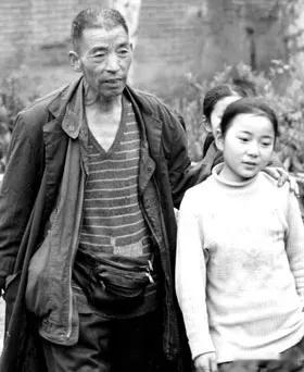 [微风]1992年，武汉小摊贩2年捡到2个女婴。为了抚养她们长大成材，他做3份活