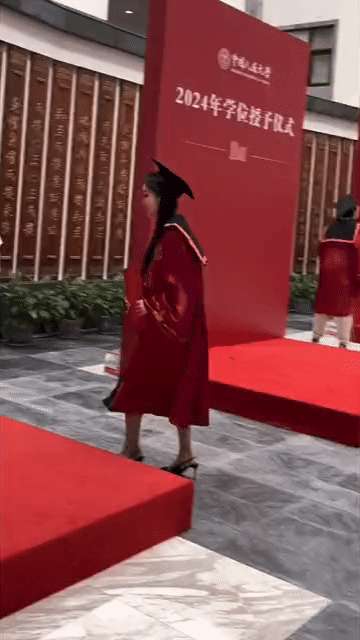 你知道我在这里毕个业有多不容易吗？[笑哭]