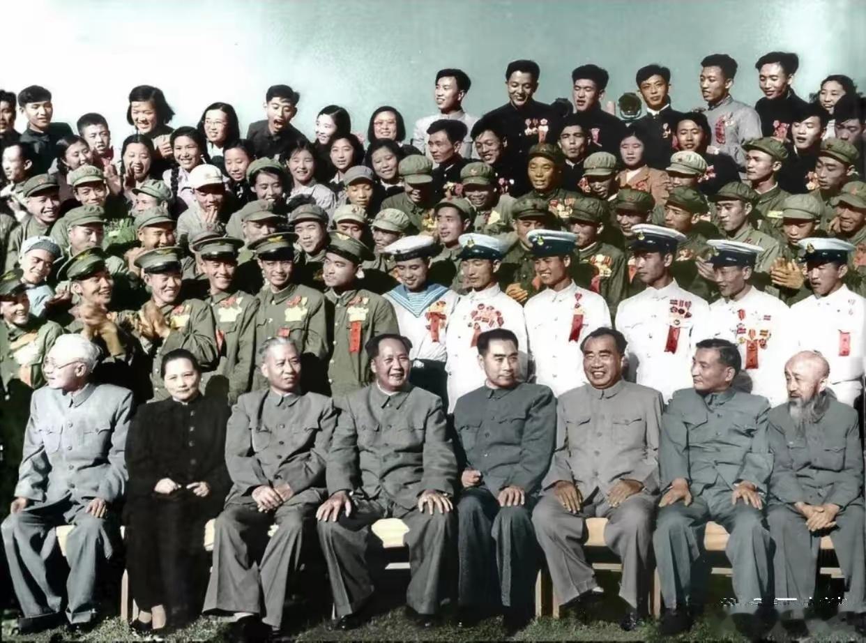 1962年，伟人接见“海陆空”三军代表。[鲜花] 