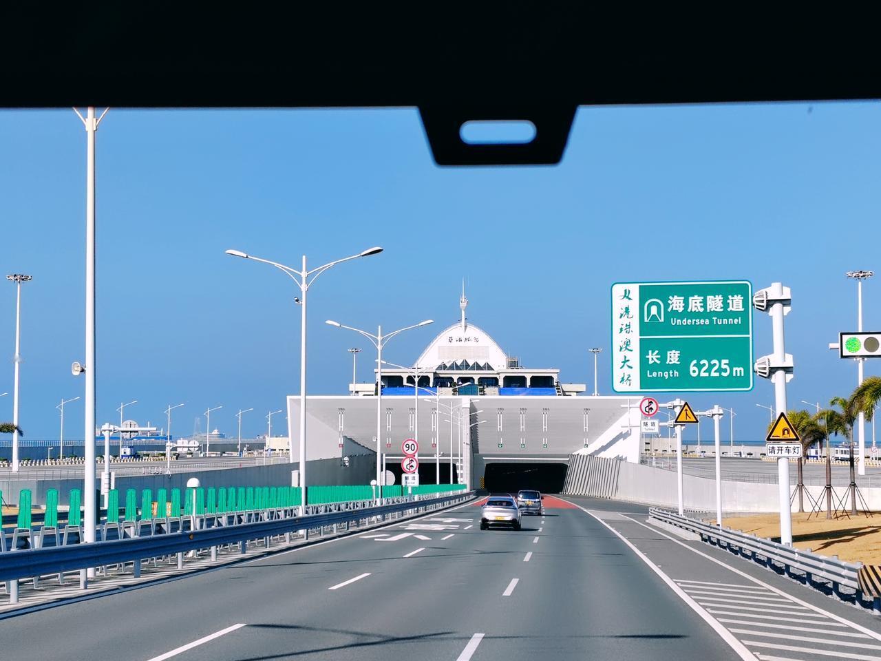 海天卧长龙，三地一线通。
钢脊挑日月，隧穿碧波丛。

这是华夏匠心的刻度，
这是