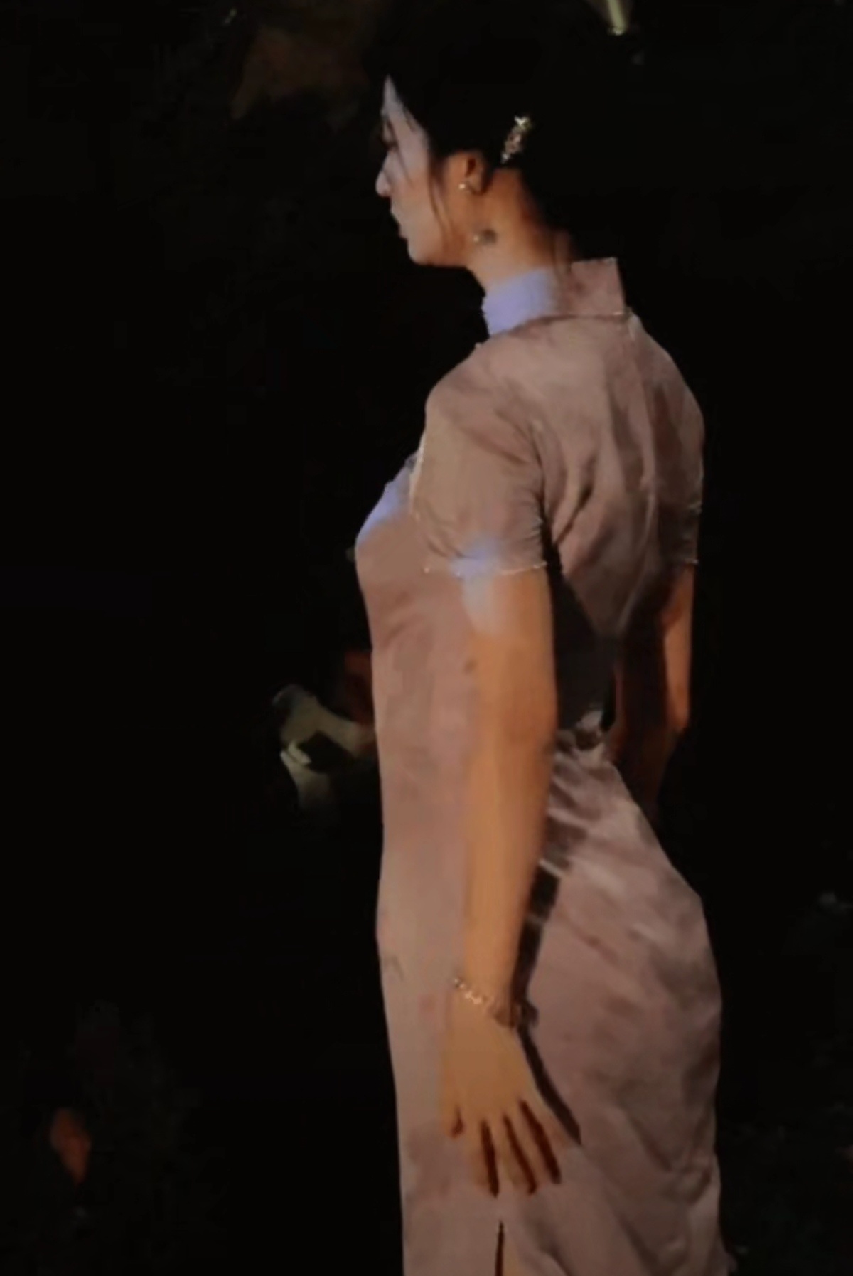 王楚然穿旗袍颜值身材双绝，拍水下戏还亲自上阵超敬业真的太绝了！ 