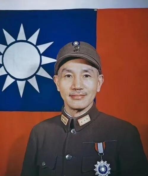 1945年8月15日，重庆。抗战胜利，蒋介石特意拍照留念。他左胸那块勋章，据说半