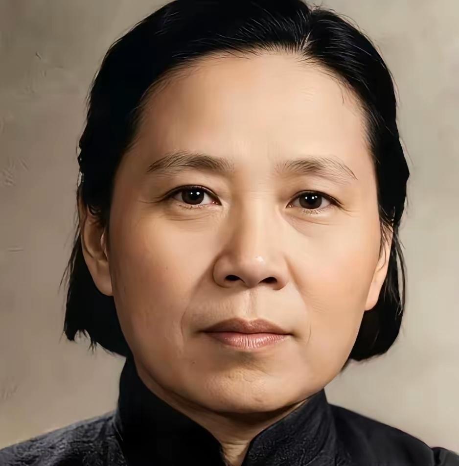 新中国成立后的一天，陈赓费尽周折，找到了一名30多岁的女子，紧紧握住女子的手说：