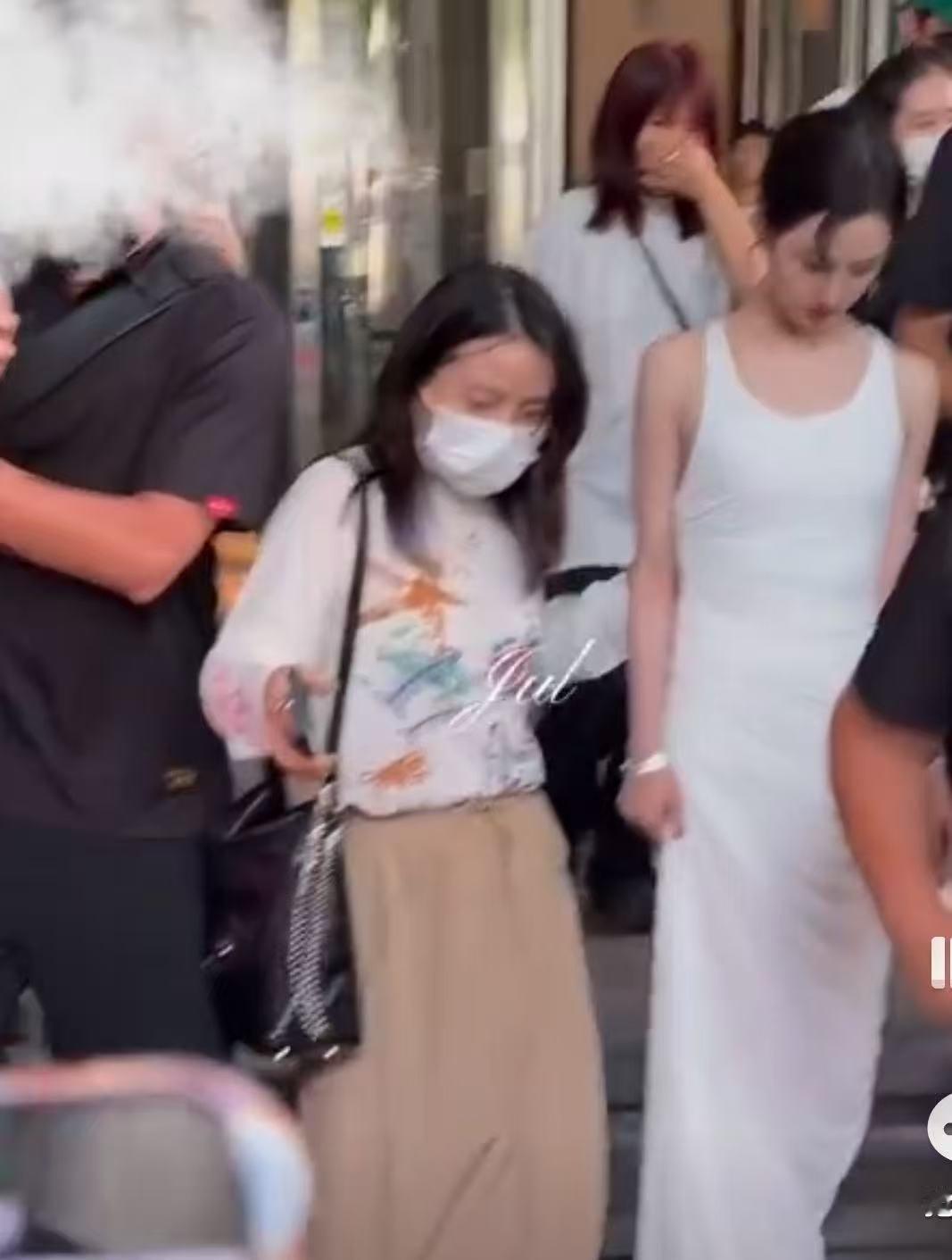 陈都灵白色长裙陈都灵上海活动路透陈都灵上海活动路透，白月光了，[送花花][送花花