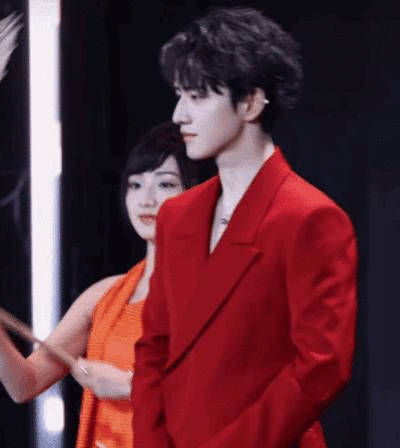 王弘毅也越来越会营业了 ​​​