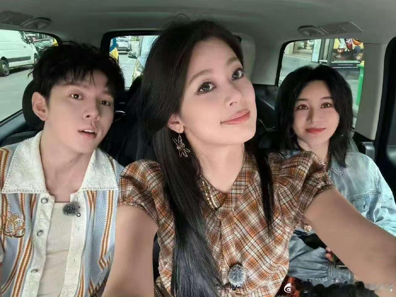 赵昭仪的镜头是有感情的赵昭仪[超话]她镜头里的老街巷，青石板路像在哼着老调子，连