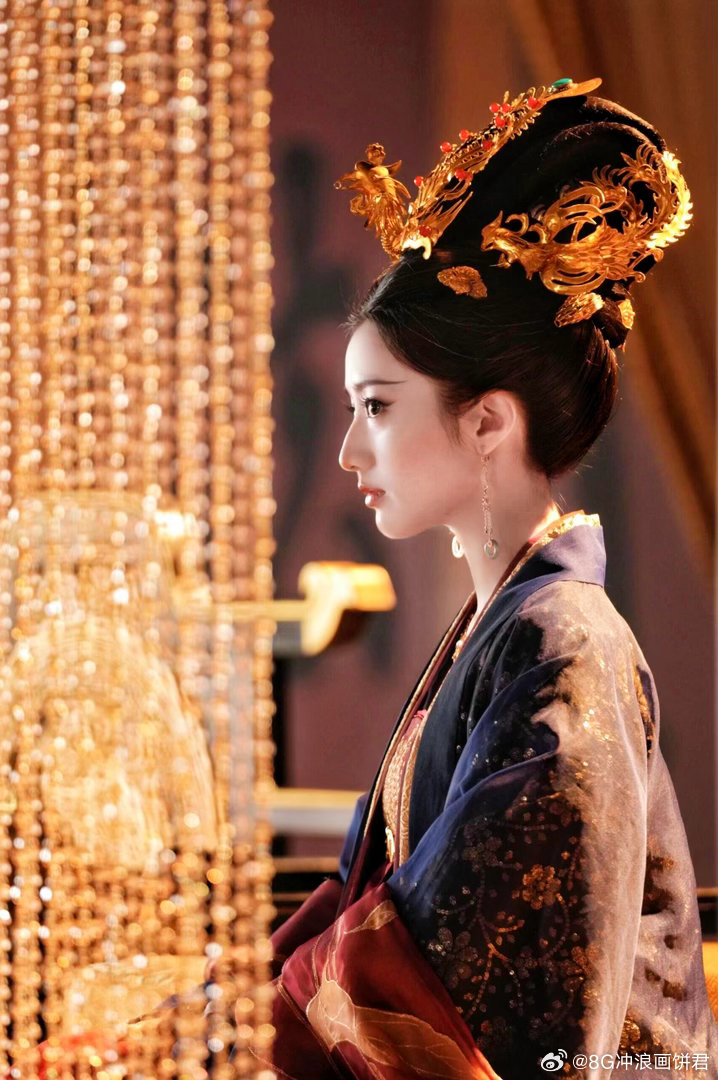黄羿独闯天家不如成为天家 黄羿的女帝妆造适配度太高了，尤其是红衣那套，又美又飒。