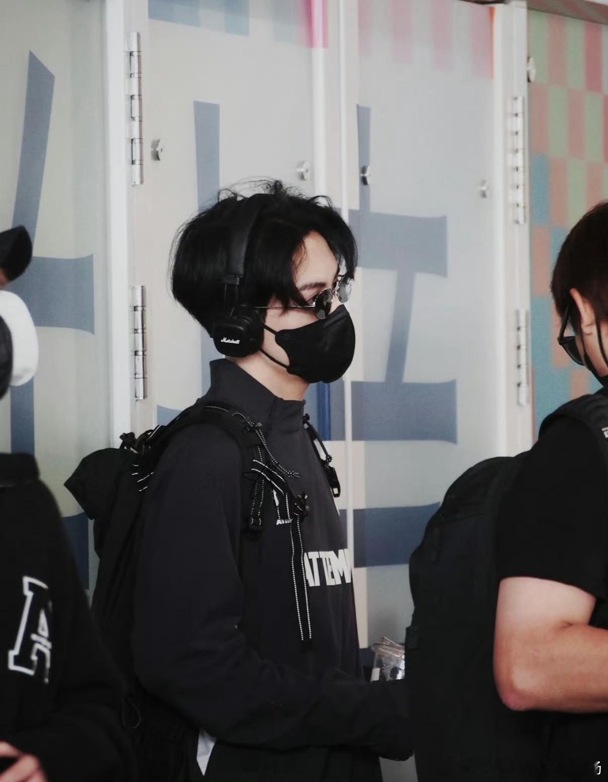 曾舜晞第一章出国 曾舜晞机场颜值超稳！捂剩眼睛也挡不住贵气少年感，别人回国他出国