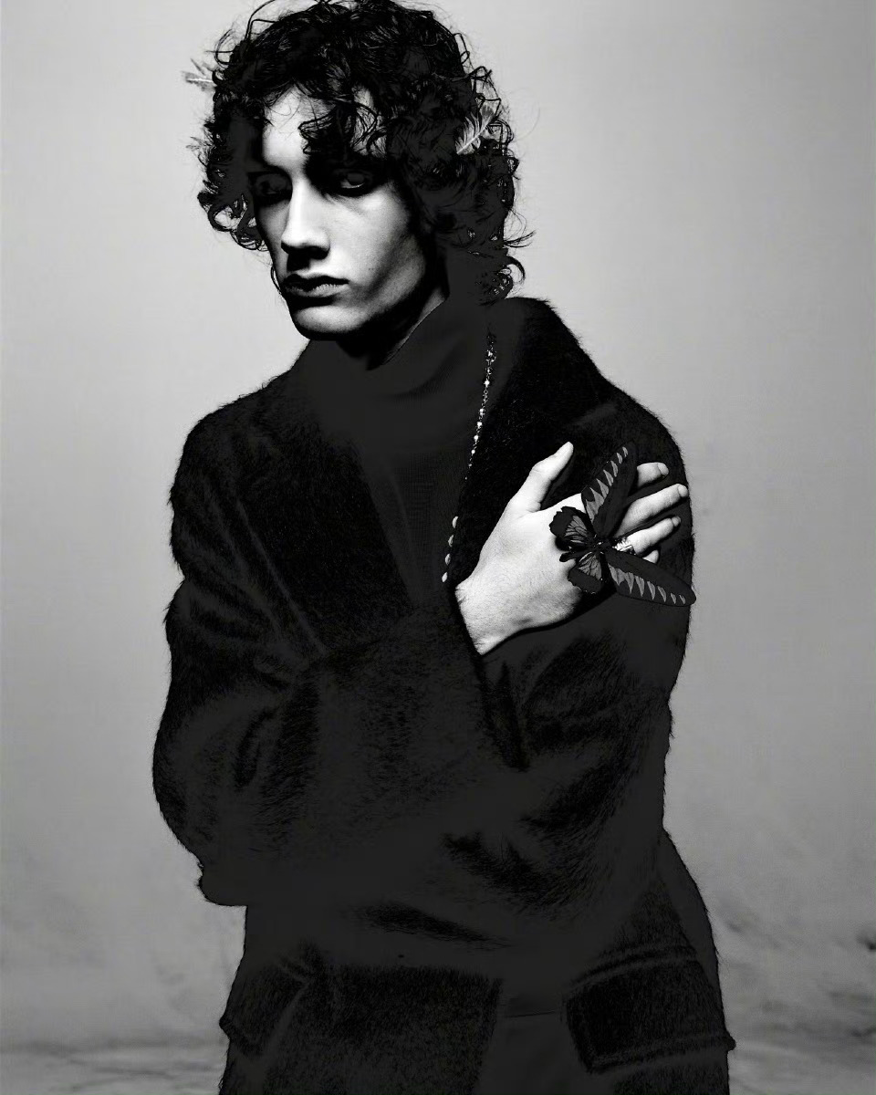 i-D Magazine 新期封面当红的美国唱作新人Sombr ​​​