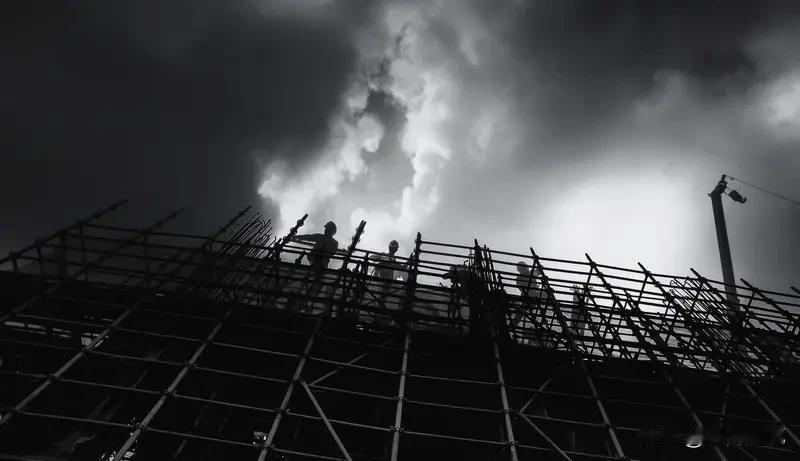 监理行业怪象
 
监理圈内一直藏着一个扎心的现实：岗位分工早已本末倒置。基层监理