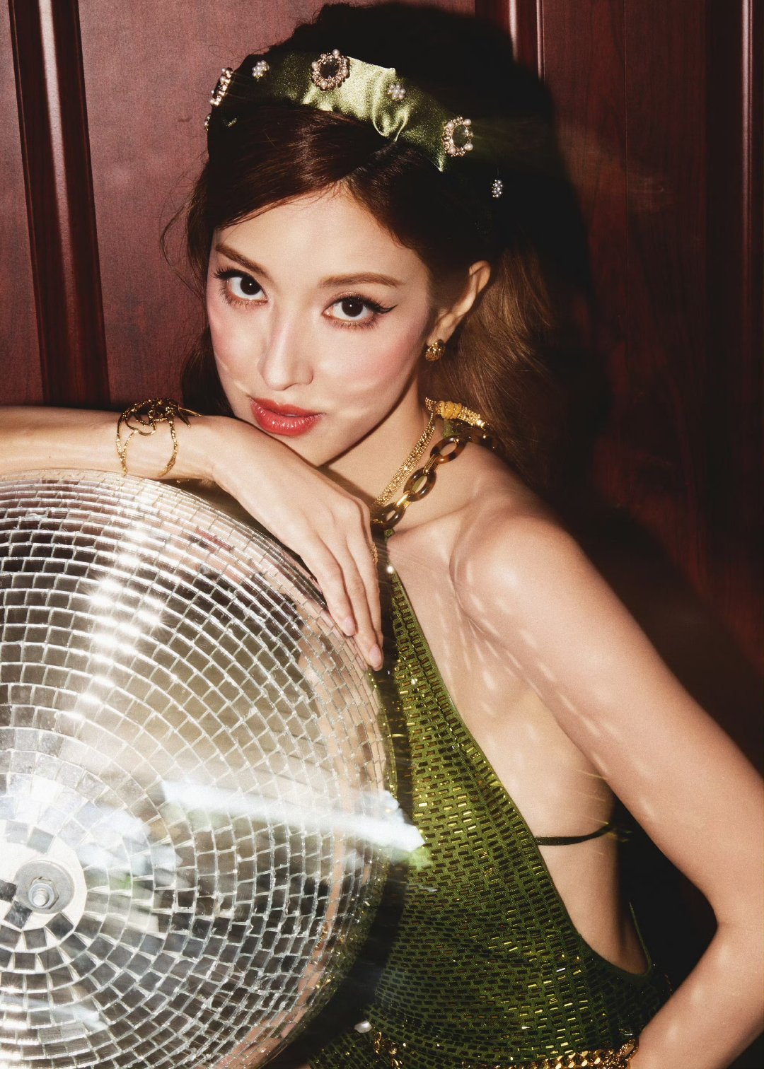 普通disco妆造我们《普通disco》组的妆造好闪，特别是乌兰图雅姐姐，爆炸头