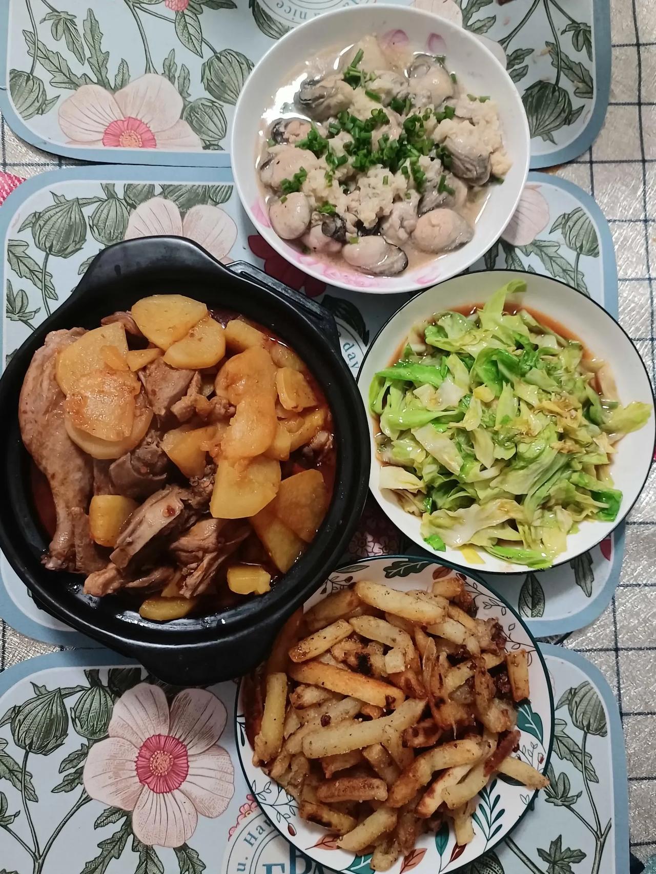 各位小伙伴7了没有
速来……没吃速来，吃了的加一口。
今日家常小菜：土豆🥔啤酒