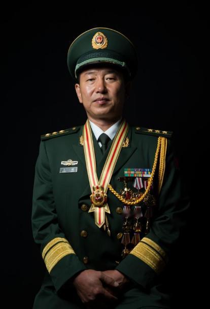 [微风]2008年，3名中国联防队员执勤时被匪徒砍杀，指挥员到达现场后，果断选择