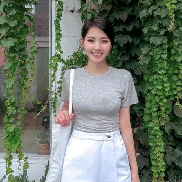 清新简约的夏日穿搭，绿叶衬托的美丽瞬间！💚🌿清纯女郎 凉快时尚又好看 性感清