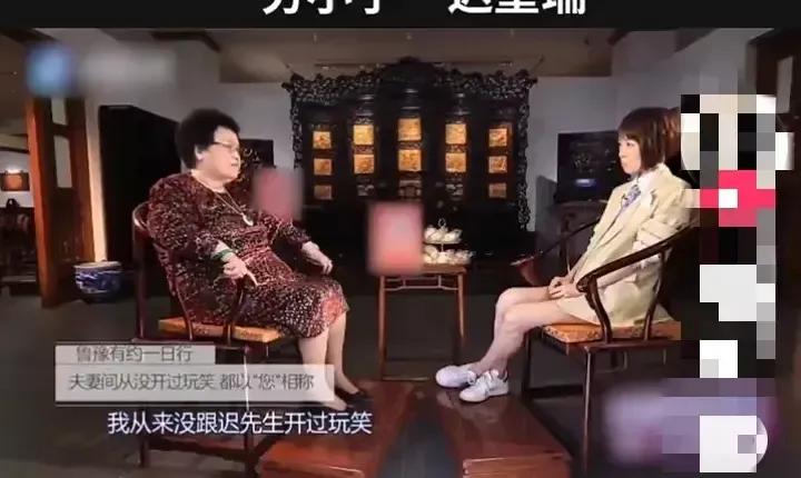 迟重瑞，真的是“有苦说不出”啊！[捂脸]他和大11岁的富婆结婚30多年，每次出行