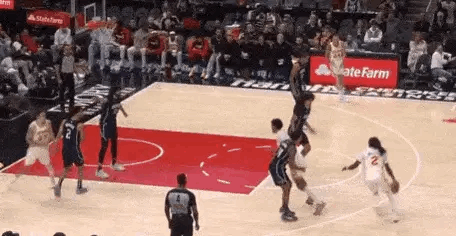 04月14日NBA常规赛老鹰主场对阵魔术的比赛进行中。

第一节比赛进行中，里萨