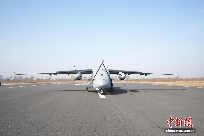 3月31日，国产长鹰-8大型运投无人机在河南郑州成功首飞。该机滑跑仅280米即升