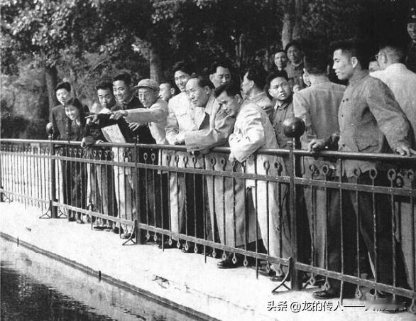 1960年5月4日下午，毛泽东观看珍珠泉。