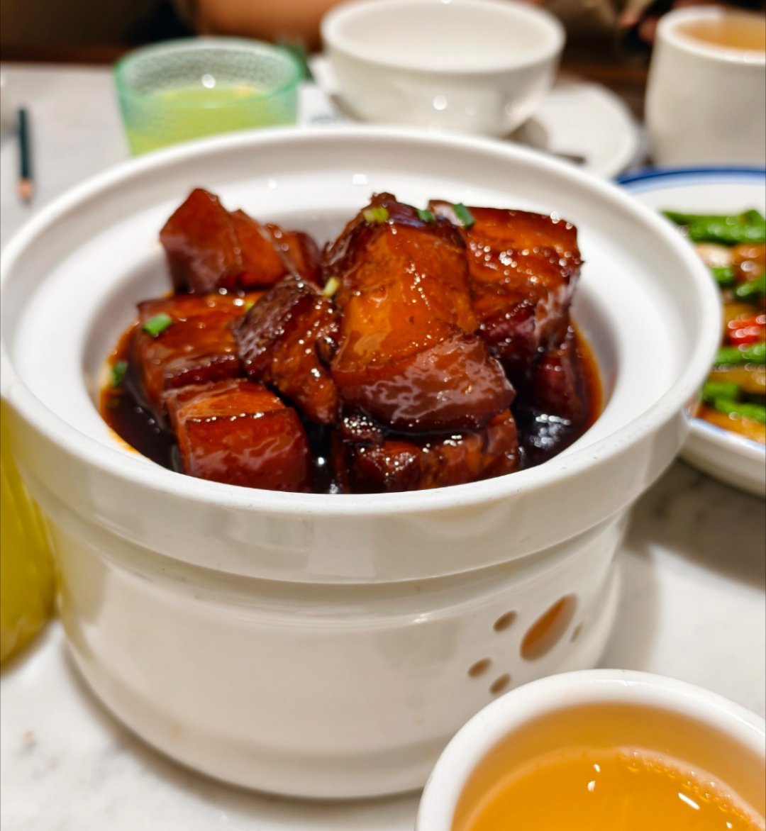 红烧肉袭击事件吃得好好吃的这份红烧肉突然汤汁爆炸溅我一脸 受不了这委屈怒吃了两碗