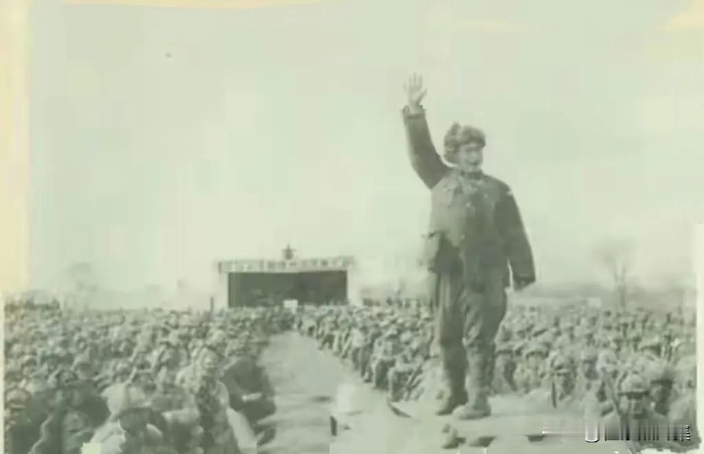1948年12月，时任华北军区第二兵团司令员杨得志将军（前站立者）在平津战役前夕