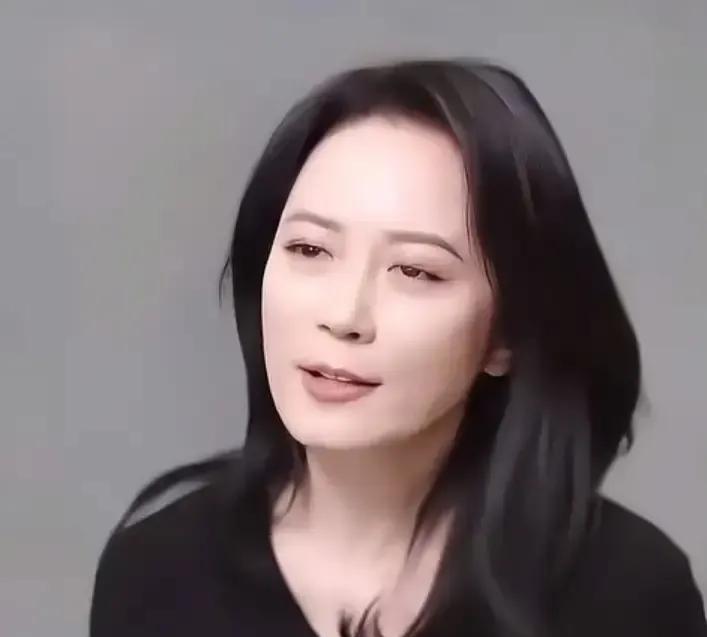 刷到那条“窦文涛俞飞鸿带娃”的视频时，我差点把手里瓜惊掉了，心想这俩神仙级的“老