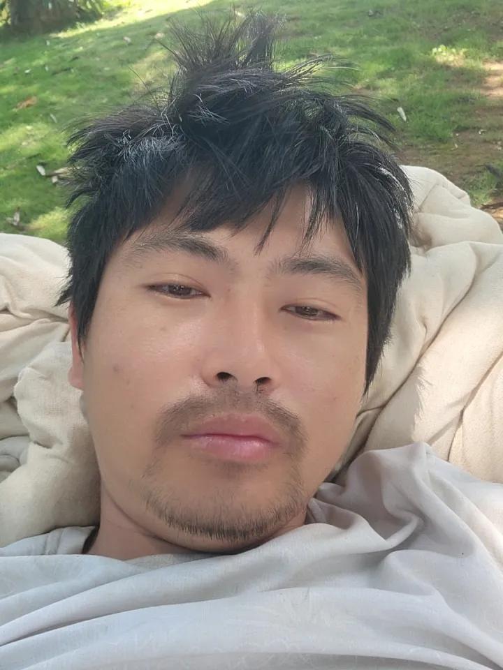 联系我了，问我什么时候到，让我快点去重庆给他汇合，我说我现在前往河口要去拿东西，