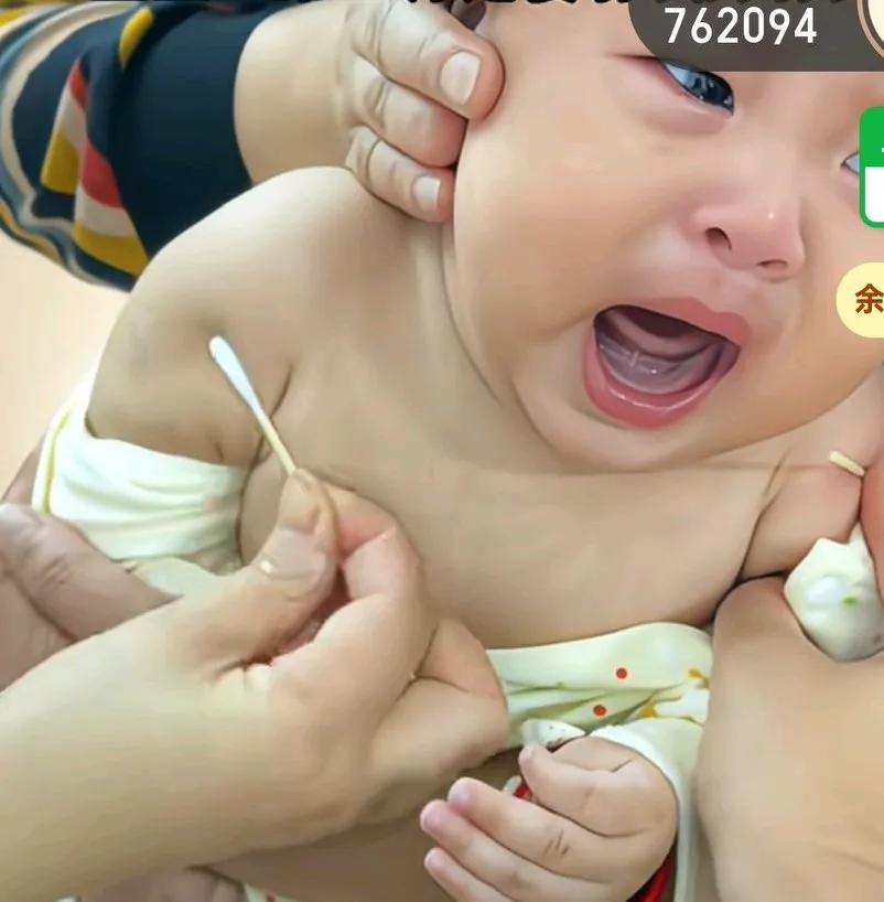 宝宝打完第一针疫苗，发现还有第二针，猛地回头盯着护士一脸的不可置信，
都忘记哭了
