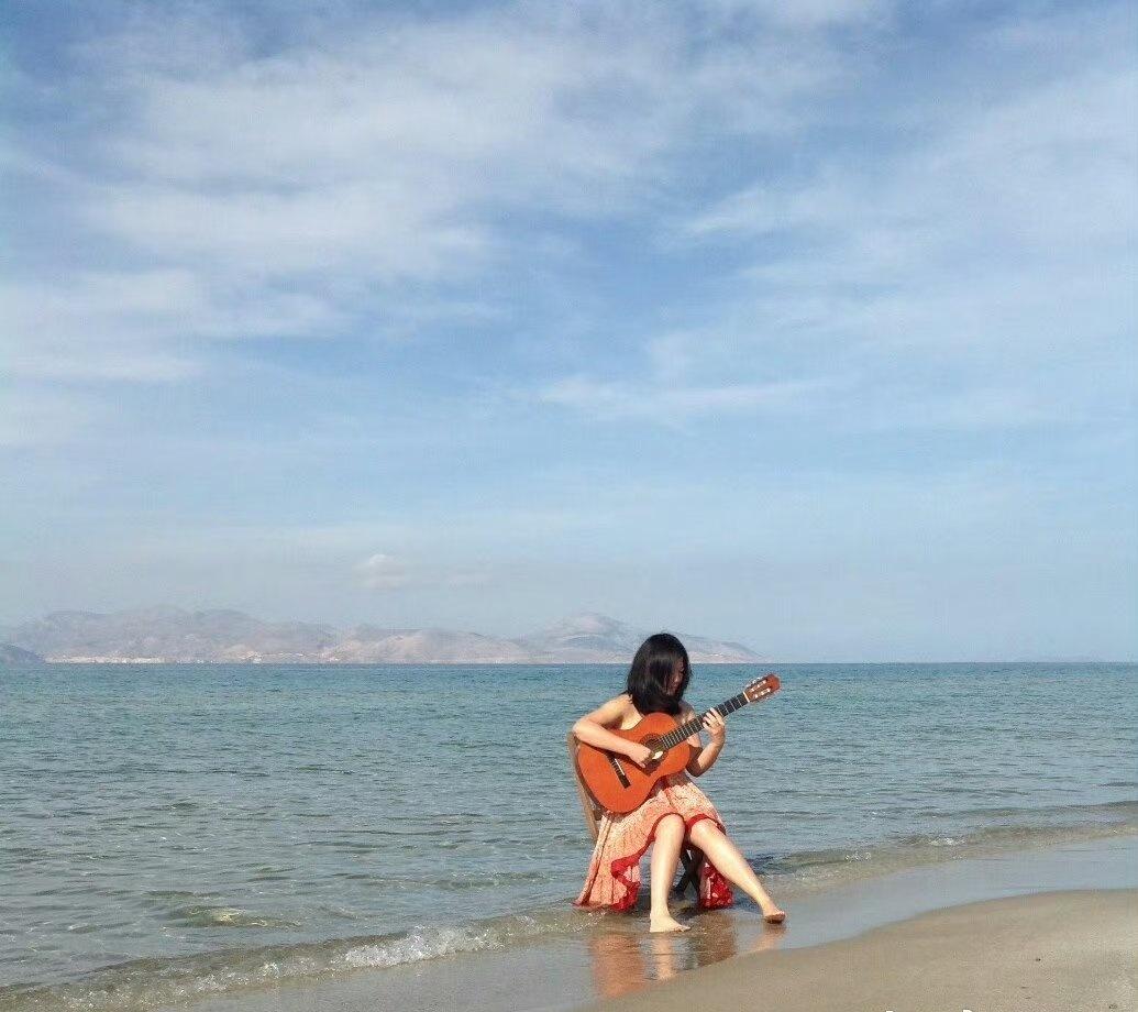 年华不老，
岁月静好，
梦在远方，
东方欲晓。 ​​​