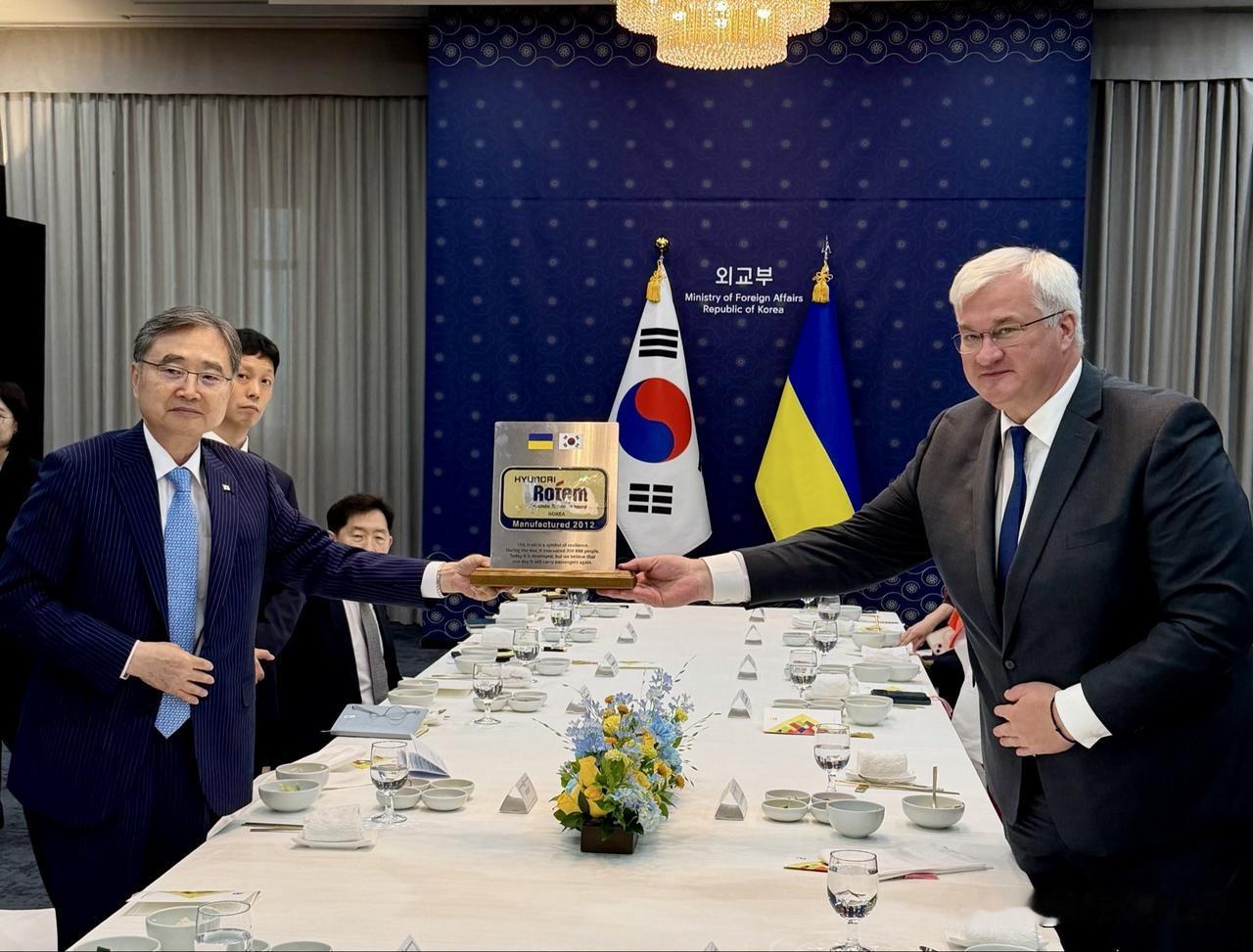 乌克兰外长北望朝鲜。乌外长瑟比加访问首尔，会见韩国外长赵显，之后前往朝韩共同警备