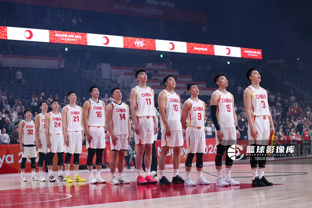 中国男篮现在最大的问题就是阵容不稳定

就是主教练他还在试阵容

例如今天是胡金